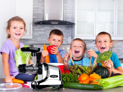 kids juicing vegetables